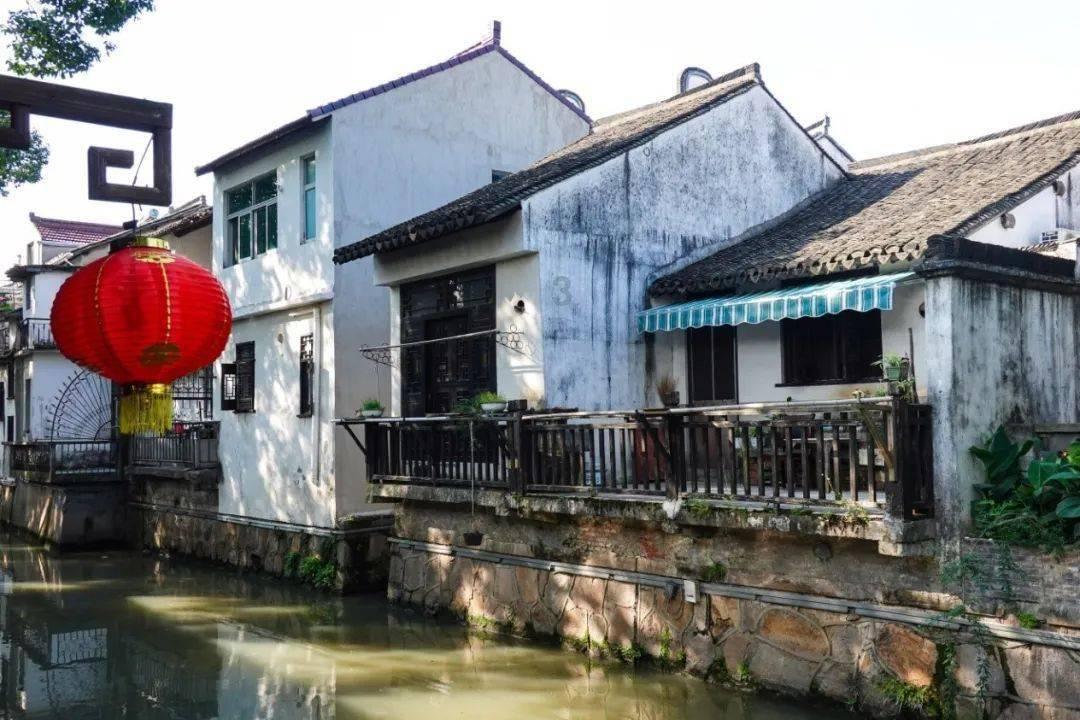 小区水管破裂，热心居民迅速上报，社区及时协调抢修